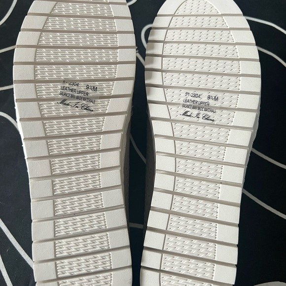 NWT Bella Vita Gray Perforated Slip-Ons 9.5 - Picture 5 of 5